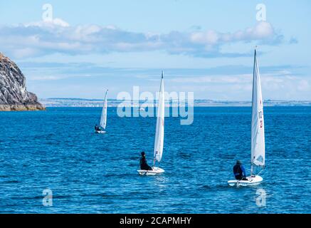 North Berwick, East Lothian, Écosse, 8 août 2020. Météo au Royaume-Uni : journée idéale pour les sports nautiques. Une chaude journée ensoleillée dans le Firth of Forth attire les gens à prendre à l'eau. East Lothian Yacht Club organise une course de club tandis que trois canots de voile laser se dirigent vers la mer Banque D'Images