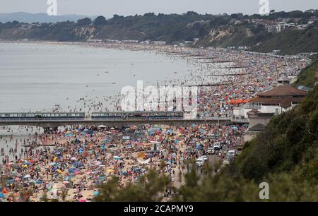 Les gens apprécient le temps chaud à la plage de Bournemouth à Dorset. Banque D'Images