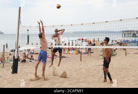 Les gens jouer au beach-volley sur la plage de Boscombe dans le Dorset. Banque D'Images