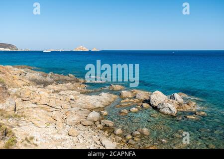 L'Ile Rousse, Corse, France - 8 août 2020. Une famille pêche dans la mer Méditerranée translucide au large de la côte rocheuse de Corse près de l'Ile Banque D'Images