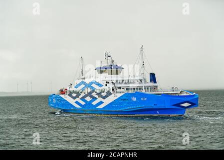 VIRTsu, ESTONIE - 30 JUILLET 2020: Grand traversier reliant l'Estonie continentale et l'île de Muhu. Blue Toll Ferry le jour nuageux, aller à Saarema. Banque D'Images