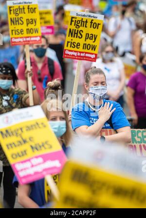 Les travailleurs du NHS observent un silence de deux minutes à la mémoire des travailleurs de la santé qui ont été tués par Covid-19 avant une marche de St. James Park à Downing Street, Londres, dans le cadre d'une protestation nationale sur les salaires. Banque D'Images