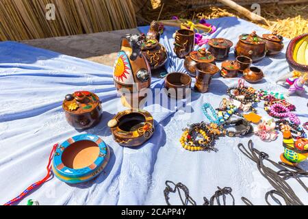 Souvenirs faits main des îles uros sur le lac Titicaca, Pérou Banque D'Images