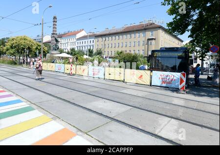 Vienne, Autriche. 8th août 2020. Le Gürtelfrische WEST transforme une ceinture près de la Westbahnhof en une salle de séjour et de loisirs temporaire avec une nouvelle et surprenante qualité de ville. Les activités récréatives et de loisirs jouent un rôle et acquièrent des expériences inhabituelles. Gürtelfrische WEST ouvre un champ d'expérimentation pour la conception alternative de l'espace urbain et invite les Viennois à s'attarder, à l'échange social et aux activités culturelles et de loisirs. Gürtelfrischerische West est un projet du Vice-Maire Vert de Viennan. Credit: Franz PERC / Alamy Live News Banque D'Images