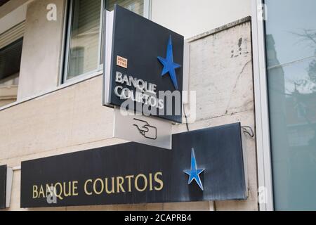 Bordeaux , Aquitaine / France - 08 04 2020 : logo de la Banque Courtois et signature textuelle sur le bureau mural de l'agence bancaire française Banque D'Images