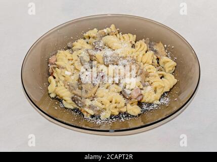 Assiette transparente avec pâtes spaghetti carbonara à la crème, champignons, bacon. Banque D'Images