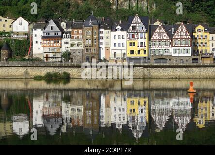 Maisons à ossature de bois le long de la promenade de la Moselle à Cochem, en Allemagne. Banque D'Images