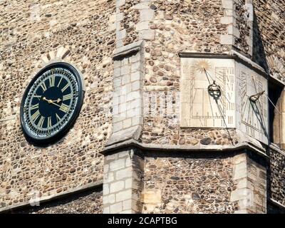 Les anciens cadrans solaires et l'horloge de l'église paroissiale St Botolph de Cambridge Cambridgeshire Angleterre Royaume-Uni construit autour de 1350 et dédié à la saint patron de t Banque D'Images