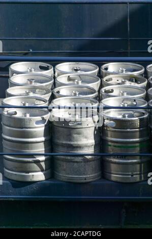 Londres, Royaume-Uni, le 15 mars 2009 : fûts de bière en métal tonneaux dans une rangée à l'extérieur d'une maison publique au coeur du centre-ville Banque D'Images