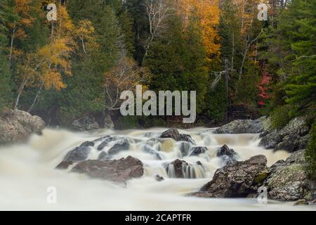 Rivière Chippewa à l'automne, district d'Algoma, baie Batchawana (Ontario), Canada Banque D'Images