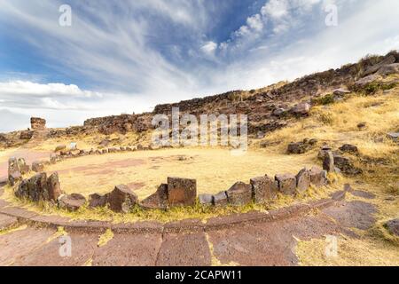 Les tours funéraires (Chulpas) au site archéologique de Sillustani sur les rives du lac Umayo près de Puno, au Pérou Banque D'Images