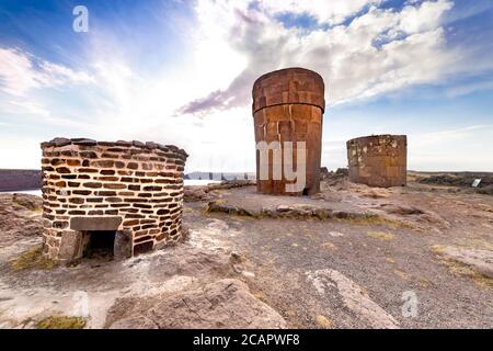 Les tours funéraires (Chulpas) au site archéologique de Sillustani sur les rives du lac Umayo près de Puno, au Pérou Banque D'Images