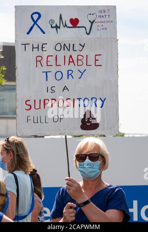 Basildon, Essex, Royaume-Uni. 8 août 2020. Une manifestation a eu lieu à Basildon pour protester contre l'exclusion du personnel des Services nationaux de santé de l'augmentation de la rémunération du secteur public. Les manifestants se sont rassemblés à l'hôpital de Basildon, avant de se rendre dans le centre-ville de Basildon où de nombreux participants ont placé des fleurs et des hommages de ruban pour les nombreux professionnels de santé perdus à cause de la pandémie du coronavirus COVID-19 Banque D'Images