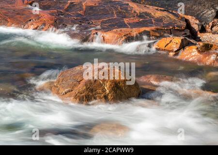 Les vagues du lac supérieur s'écrasant sur des rochers, parc provincial du lac supérieur, Ontario, Canada Banque D'Images