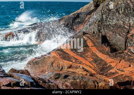 Les vagues du lac supérieur s'écrasant sur des rochers, parc provincial du lac supérieur, Ontario, Canada Banque D'Images