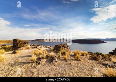 Les tours funéraires (Chulpas) au site archéologique de Sillustani sur les rives du lac Umayo près de Puno, au Pérou Banque D'Images