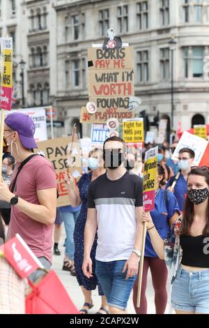 Londres, Royaume-Uni. 8 août 2020. Les travailleurs des services de santé nationaux du centre de Londres protestent contre leur exclusion de l'augmentation des salaires dans le secteur public. Les manifestants se sont rassemblés dans le parc St James's avant de marcher jusqu'à la place du Parlement, via Downing Street. Crédit : Denise Laura Baker/Alay Live News Banque D'Images