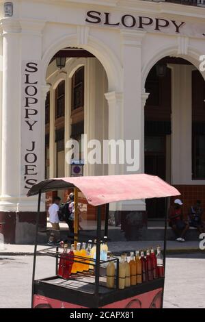 Vendeur de jus à l'extérieur sloppy Joe's bar, la Havane, Cuba Banque D'Images