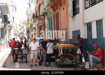 Scène de rue, la Havane, Cuba, vendre des fruits, transporter du lait Banque D'Images