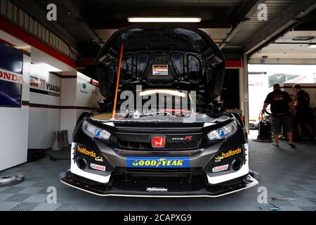 8 août 2020 ; Brands Hatch circuit, West Kingsdown, Kent, Angleterre ; Kwik Fit British Touring car Championship, journée de qualification ; Dan Cammish dans sa Honda Halfords Yuasa Racing Civic Type R (FK8) dans le garage Banque D'Images