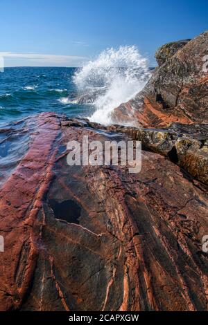 Les vagues du lac supérieur s'écrasant sur des rochers, parc provincial du lac supérieur, Ontario, Canada Banque D'Images