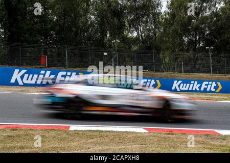 8 août 2020 ; Brands Hatch circuit, West Kingsdown, Kent, Angleterre ; Kwik Fit British Touring car Championship, journée de qualification ; Kwik Fit panneau publicitaire avec Dan Cammish dans son Halfords Yuasa Racing Honda Civic Type R (FK8) pendant la pratique Banque D'Images