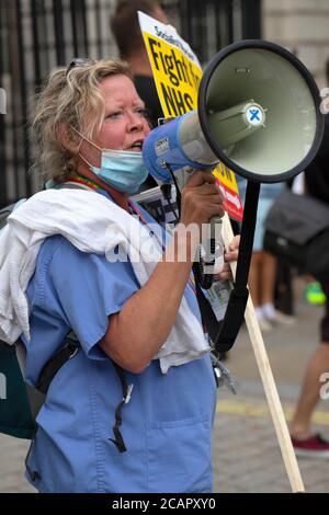 Londres, Royaume-Uni. 8 août 2020. Les travailleurs des services de santé nationaux du centre de Londres protestent contre leur exclusion de l'augmentation des salaires dans le secteur public. Les manifestants se sont rassemblés dans le parc St James's avant de marcher jusqu'à la place du Parlement, via Downing Street. Crédit : Denise Laura Baker/Alay Live News Banque D'Images