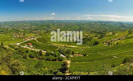 Vue de la Morra sur la cave de Barolo en Italie Banque D'Images