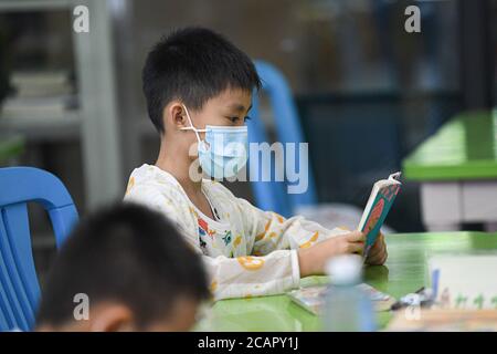 Haikou, province chinoise de Hainan. 8 août 2020. Un enfant lit à la bibliothèque provinciale de Hainan pendant les vacances d'été à Haikou, dans la province de Hainan, dans le sud de la Chine, le 8 août 2020. Credit: Pu Xiaoxu/Xinhua/Alay Live News Banque D'Images