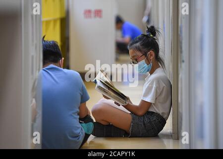 Haikou, province chinoise de Hainan. 8 août 2020. Les enfants lisent à la bibliothèque provinciale de Hainan pendant les vacances d'été à Haikou, dans la province de Hainan, dans le sud de la Chine, le 8 août 2020. Credit: Pu Xiaoxu/Xinhua/Alay Live News Banque D'Images