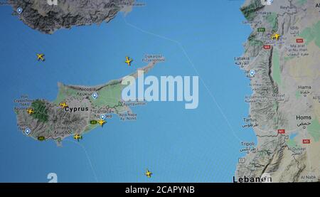 Trafic aérien au-dessus de l'île de Chypre, (08 août 2020, UTC 09.07), sur Internet avec le site Flightracar 24, pendant la pandémie du coronavirus Banque D'Images