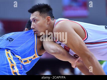 (200808) -- QINGDAO, le 8 août 2020 (Xinhua) -- Yi Jianlian (R) de Guangdong Southern Tigers participe au match semi-inal entre Guangdong Southern Tigers et Beijing Ducks à la ligue 2019-2020 de l'Association chinoise de basket-ball (CBA) à Qingdao, dans la province de Shandong, en Chine orientale, le 8 août 2020. (Xinhua/Zhu Zheng) Banque D'Images