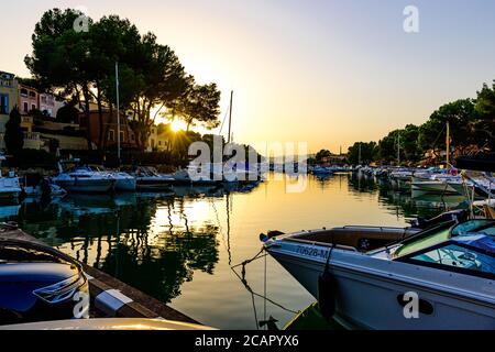 Santa Ponsa, Majorque, Espagne. Vue sur la mer avec bateaux, voiliers. Ciel bleu Banque D'Images