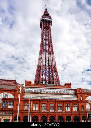 La célèbre tour de Blackpool depuis le front de mer par une journée nuageux mais lumineuse. Banque D'Images