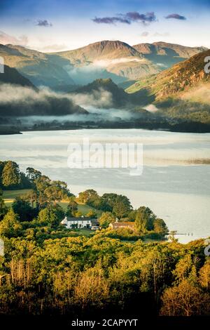 Château Crag vu de Castlehead bois avec Honister Pass dedans l'arrière-plan Banque D'Images