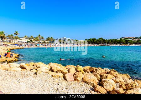 Santa Ponsa, Majorque, Espagne. Vue sur la mer, plage de Plataja de Santa Ponsa, ciel bleu Banque D'Images