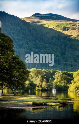 Yacht amarré dans une magnifique baie sur le lac Derwentwater dans le quartier des lacs anglais avec une vue magnifique derrière. Banque D'Images