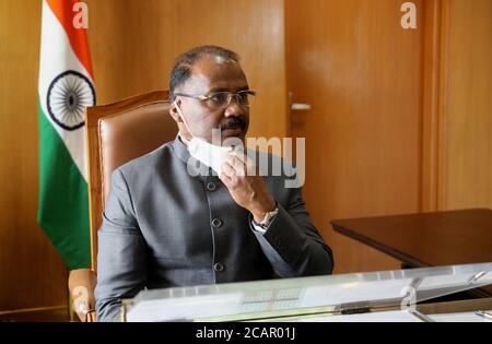 New Delhi, Inde. 08 août 2020. Girish Chandra Murmu vu porter un masque autour de son cou pendant sa première journée au bureau. Girish Chandra Murmu a pris ses fonctions de contrôleur et de vérificateur général (CAG) de l'Inde.plus tôt dans la matinée, l'ancien gouverneur de Jammu-et-Cachemire Lt a été assermenté à titre de contrôleur et de vérificateur général à Rashtrapati Bhavan. Crédit : SOPA Images Limited/Alamy Live News Banque D'Images