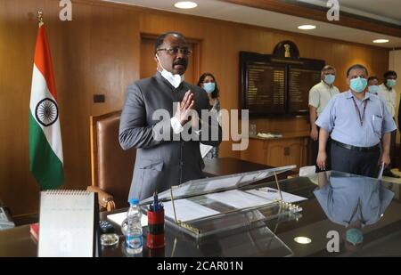 New Delhi, Inde. 08 août 2020. Girish Chandra Murmu a vu porter un masque autour de son cou tout en saluant d'autres fonctionnaires pendant sa première journée au pouvoir. Girish Chandra Murmu a pris ses fonctions de contrôleur et de vérificateur général (CAG) de l'Inde.plus tôt dans la matinée, l'ancien gouverneur de Jammu-et-Cachemire Lt a été assermenté à titre de contrôleur et de vérificateur général à Rashtrapati Bhavan. Crédit : SOPA Images Limited/Alamy Live News Banque D'Images