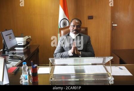 New Delhi, Inde. 08 août 2020. Girish Chandra Murmu a vu porter un masque autour de son cou tout en saluant d'autres fonctionnaires pendant sa première journée au pouvoir. Girish Chandra Murmu a pris ses fonctions de contrôleur et de vérificateur général (CAG) de l'Inde.plus tôt dans la matinée, l'ancien gouverneur de Jammu-et-Cachemire Lt a été assermenté à titre de contrôleur et de vérificateur général à Rashtrapati Bhavan. Crédit : SOPA Images Limited/Alamy Live News Banque D'Images