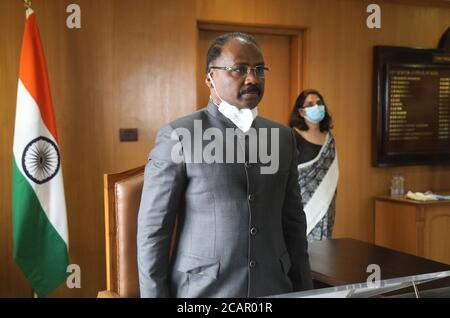 New Delhi, Inde. 08 août 2020. Girish Chandra Murmu vu porter un masque autour de son cou pendant sa première journée au bureau. Girish Chandra Murmu a pris ses fonctions de contrôleur et de vérificateur général (CAG) de l'Inde.plus tôt dans la matinée, l'ancien gouverneur de Jammu-et-Cachemire Lt a été assermenté à titre de contrôleur et de vérificateur général à Rashtrapati Bhavan. Crédit : SOPA Images Limited/Alamy Live News Banque D'Images