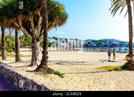 Santa Ponsa, Majorque, Espagne. Vue sur la mer, plage de Plataja de Santa Ponsa, ciel bleu Banque D'Images