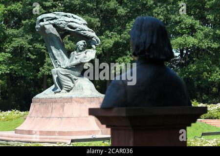 Varsovie Pologne statue du compositeur polonais Frederyk Chopin dans les jardins du parc Lazienki en été 2020 avec un buste de Frans Listz en premier plan aussi Banque D'Images