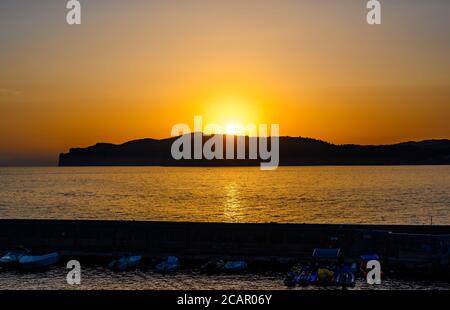 Santa Ponsa, Majorque, Espagne. Coucher de soleil avec soleil orange, montagne, mer Banque D'Images