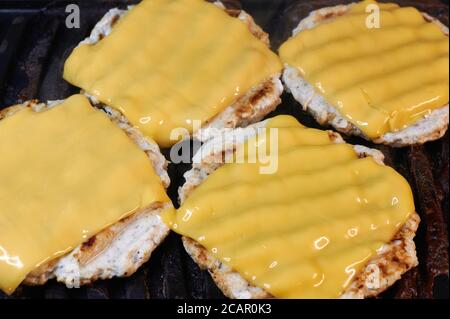 escalopes de poulet pour hamburgers avec fromage grillé sur gros plan horizontal Banque D'Images