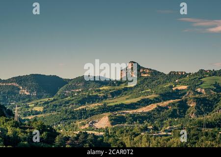 La falaise de Badolo (Rocca di Badolo) et le mont Mario vus de Vado sur la vallée de la Setta, colline de Bologne, Emilie-Romagne, Italie. Banque D'Images