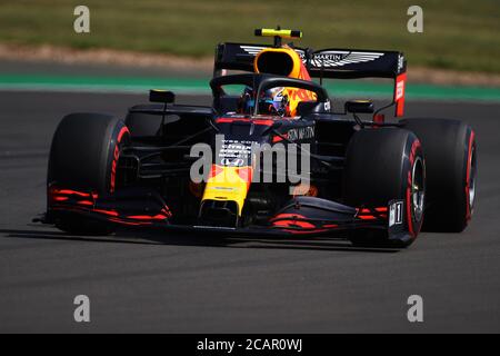 Alexander Albon d'Aston Martin Red Bull lors de la troisième pratique du Grand Prix de Formule 1 du 70e anniversaire au circuit Silverstone Race, Northampton. Banque D'Images