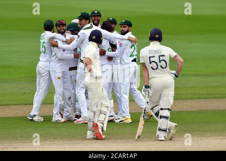 Mohammad Rizwan, du Pakistan, célèbre le rejet de Ben Stokes en Angleterre avec ses coéquipiers après un examen au cours du quatrième jour du premier match de test à l'Emirates Old Trafford, Manchester. Banque D'Images