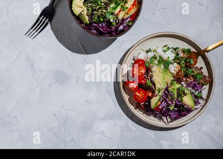 Plat de deux boules de poke vegan tofu sur fond gris, foyer sélectif Banque D'Images