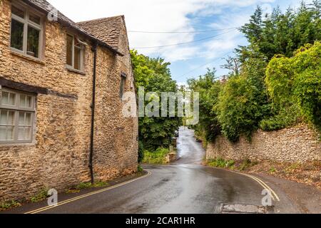 Une route entre les célèbres cottages en nid d'abeille dans le village de campagne de Castle Combe dans les Cotswolds, Royaume-Uni Banque D'Images